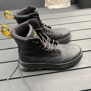 Dr. Martens Wyoming Boots - Sexiga boots, riktigt chonky för vintern. Använt i vintras lite grann när det var snö (i typ en vecka) Så väldigt bra skick 👍👍👍…. NYPRIS 1900 MEN JAG BEHLVER PENGAR så vassego
