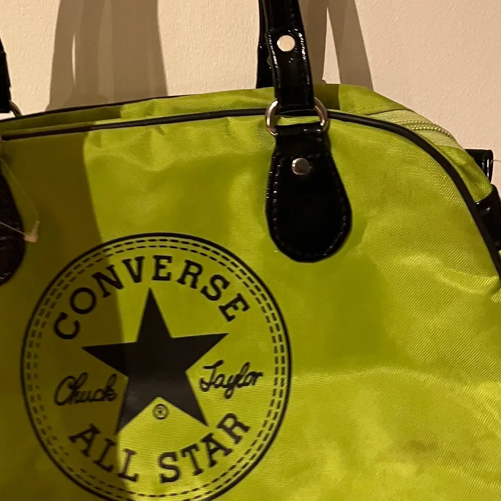 Grön jättefin converse handväska. Använd få gånger. Säljer för 65kr.. Väskor.