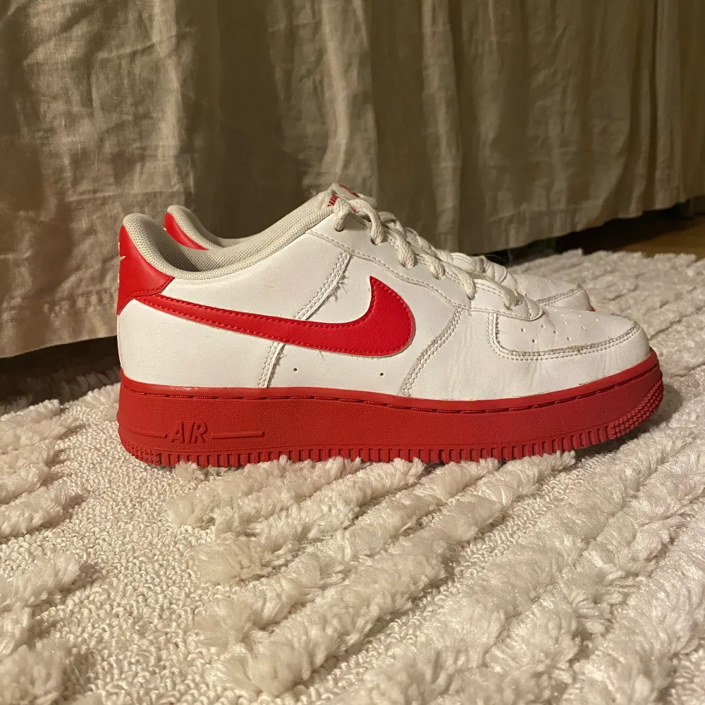 NIKE Air Force 1 med röda detaljer stl 38,5 ❤️❤️ (Använda ett fåtal gånger). Skor.