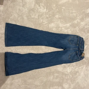 Mango jeans utsvängda - Omg säljer så snygga jeans från mango storlek 11 år (146 cm) ❤️❤️❤️ 