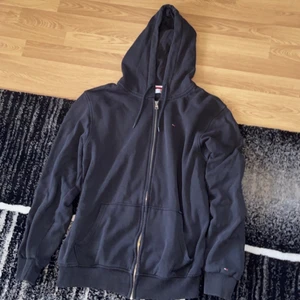 Tommy Hilfiger  - Säljer min Tommy kofta för att jag ej andvänder den längre passar bra till L