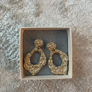 Örhängen  - Örhängen från twist & tango, använda 1 gång 