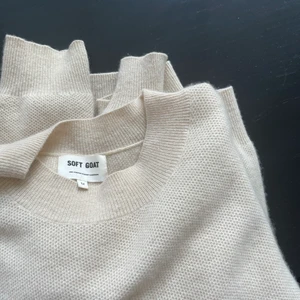 Soft Goat Stickad tröja - Ljus beige Kashmir tröja från Soft Gost, sparsamt använd. Strl M passar perfekt på mig som är en S.