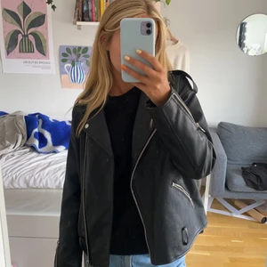 Skinnjacka  - säljer min skinnjacka från missguided i nyskick🌷