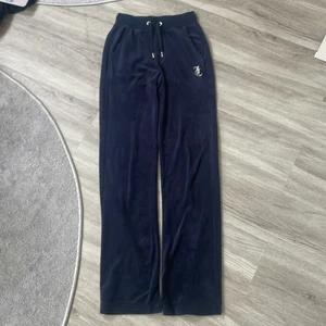 Juicy byxor - Har använt dom några gånger inte många o inget är sönder på dom! O dom passar s-xs o om man inte vill buda så kan man köpa dom direkt för 800kr kan också byta dom för något som är lika mycket värt vill liksom bara bli av me dom!