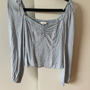 Blus - Somrig blus från hm. Storlek 38 men skulle säga att den är väldigt liten har själv 34-36🌸