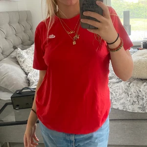 Nike tröja - Nike tröja i storlek S inte andvänd så nästan som ny! Man kan både träna i den och ha på sig den i vanliga fall! (Köpt i Malaysia)💟🐼🦸🏻‍♂️