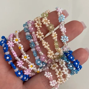 Blom armand 💗 - Handgjorda blomarmband! Super snygga! Kan specialdesigna med vilka färger som helst, hör av er privat! 💗 Priser varierar men för dem på bilderna kostar ringar 15kr och armand 25kr/st. Dessa är lite dyrare då det tar lång tid att tillverka! Frakt: 13kr💗
