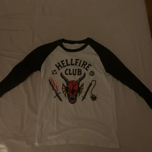 Hellfireclub tröja strl M - Köpt ifrån strangewear för 270kr ungefär. säljer för 200kr plus 29kr frakt. Strl M sitter som S, kort i armarna. Pris går att diskutera