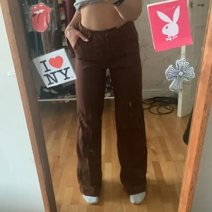 Bruna kostymbyxor  - Bruna högmidjade kostymbyxor i nyskick:))) sitter så bra men tyvärr inte min stil💕långa på mig som är 160