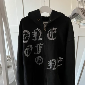 One of one - Säljer denna one of inte hoodie i den gamla modellen som e väldigt sällsynt och går inte att köpa längre. Säljer den emot min vilka för att den bara gånger på en galje och inte kommer till användning, toppenskick men snöret saknas.