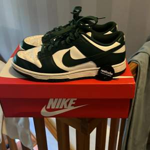 Nike dunk low spartan green äkta online kvitto finns från restocks lådan är lite trasig med ett litet hål som man inte tänker på