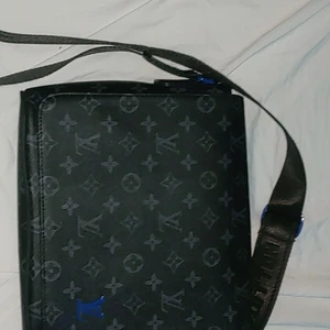 Luis vitton axel väska - Luis vitton axel väska ny skick.