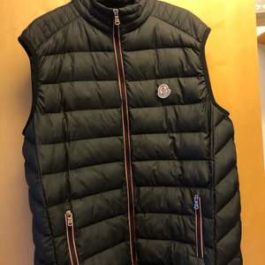 Säljer denna moncler västen till herr, storlek Xl