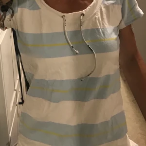 T-shirt ifrån Pelle P, stl S - Superfin T-shirt från PelleP  Vit med ljusblå ränder med ljusgula ränder i  Oanvänd 