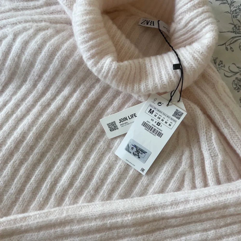 Fin ljusrosa stickad tröja med polokrage från Zara. Aldrig använd, som ny. Nypris 400kr.💗. Stickat.