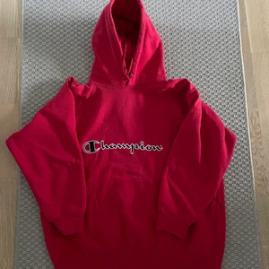 Champion hoodie  - Hoodie från Champion. Köpt på plick och är i okej skick med någon skavank. Är en Large men skulle nog säga mer en s/m. Sitter oversized 