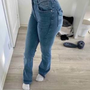 Jeans  - Säljer nu dessa super snygga jeans då dom tyvärr inte kommer till användning💓 super snygg blå färg och fina detaljer på fickorna💓 dom är nästintill oanvända och i super fint skick💓 skriv gärna om du är intresserad eller har frågor💓