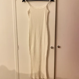 Ribbad klänning - Vit ribbad klänning i storlek M