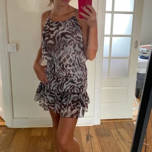 Zara klänning - Så fin slutsåld klänning från zara. Köpt i våras För 499kr, aldrig använd, prislappen är kvar 🥰