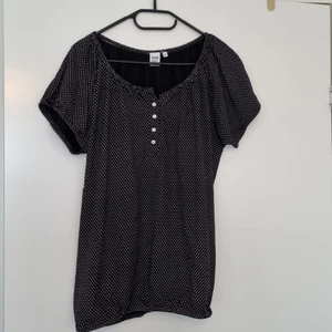 Kortärmad topp - Fin topp, småprickig på svart botten. Storlek XL. Väldigt sparsamt använd och i bra skick. 