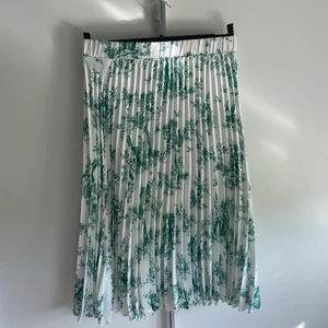 kjol - säljer denna jättesöta kjolen från h&m, den är knappt använd.💕💕