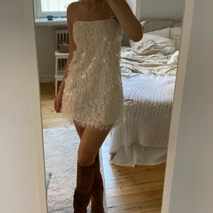 Klänning - Så fin festklänning med rosetter vid axlarna som kan knytas upp och justera läng själv ⭐️✨