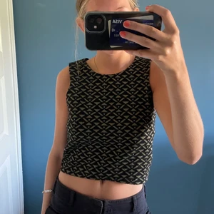 Mönstrad topp - Så snygg topp köpt second hand. Storlek M men passar mig som brukar ha S. Pris 50kr+frakt skriv privat för mer bilder/frågor