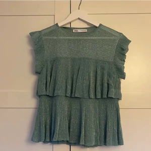 Topp - Säljer denna skitsnygga topp från Zara! Endast använd ett fåtal gånger och säljer för att den inte kommit till användning🤍 TRYCK INTE PÅ KÖP NU!🙏🏽