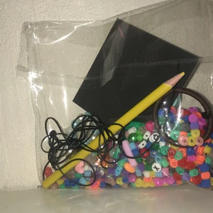 Olika saker i påsen - Olika saker som det finns i denna påse men det kan ni se på bilderna! Säljer 10kr plus frakten.