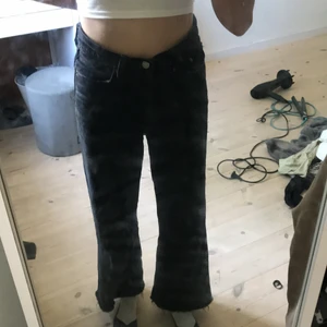 Levis byxor - As snygga Levis svarta byxor i prima skick!👌👌 Har storlek 25, men passar mig som har storlek 34!