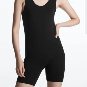 Svart playsuit COS medium byxdress shortsdress - Skön playsuit, COS. Svart. Gott använt skick. Medium.