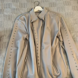 Mjukisdress MDV - Storlek M i tröjan och L i byxor! Passar mig som är 182 lång! Knappt använt men finns en liten liten fläck på tröjan som säkert går att tvätta bort! Bra pris vid snabb affär!