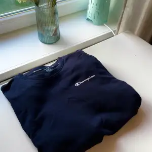 En clean sweatshirt från champion! Väldigt stilren i sweat-material. Väldigt sparsamt använd😋