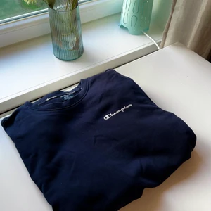 Champion sweatshirt - En clean sweatshirt från champion! Väldigt stilren i sweat-material. Väldigt sparsamt använd😋