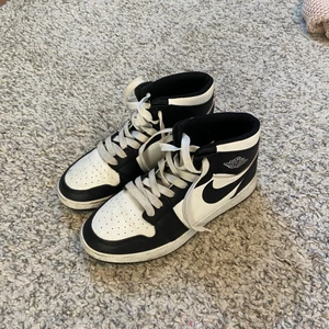 Nike - Säljer mina jordans som jag köpt här på plick, men säljer dom för att dom inte kommer till användning. Det är jättebra skick utan skador och ser nästan helt nya ut. 