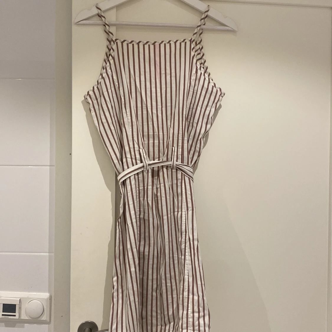 Randig klänning med knytning  - 91