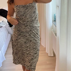 Klänning - Klänning i Zebra-mönster, med slits nedtill. Storlek 38. Frakt tillkommer