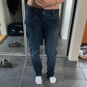 Pepe jeans mörkblå lågmidjade - Säljer mina pepe jeans som köptes för ett halv år sedan för 800kr men säljer för 350, köparen står för frakt. Dem är väldigt oanvända. De är i storlek 28/32 med en lågmidjad och straight fit❣️ Jättefina till hösten!