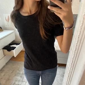 Cashmere tshirt - Svart stickad tshirt i kashmirblandning💕 Storlek M men passar mig som har xs/s! Jag kan gå ner i pris vid snabb affär🥰🥰