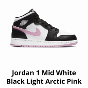 Rosa Jordan 1 - hejsan! nu tänker jag ha intressekoll på min Jordan 1 då dom inte kommer till användning tyvärr. skriv privat för mer info och vad du kan tänka dig att betala för ett bra pris😻🫶🏻 säljer direkt för 1500+frakt annars budgivning som gäller! 