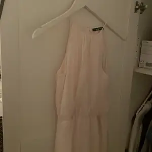 Söt långklänning från Gina i storlek 34! Slits på sidan, drömmig Köp för 50kr+frakt