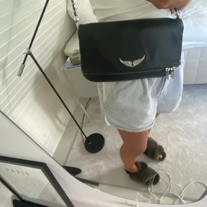 Zadig väska  - Perfekt väska nu till skolstart. Säljer min älskade zadig väska! Använd och har lite skav på sidorna. Annars som ny💞 pris kan diskuteras vid snabb affär. KÖP EJ DIREKT HAR PROBLEM MED BANK ID OCH KAN EJ FRAKTA 