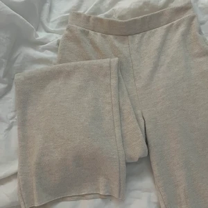 Byxor Zara - as fina!!!!!!! mjukis byxor från zara men som är för korta på mej😭 