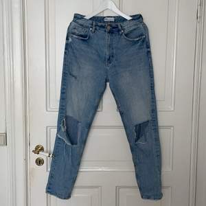 Slitna jeans från Zara. Säljer då jag inte längre använder dem 🦋