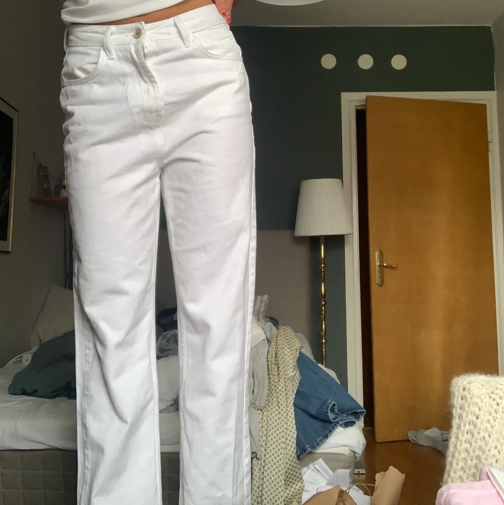Vita jeans från zara i nyskick! Jag är 170 cm lång och byxorna får ner precis till marken. Storlek 36. Frakt tillkommer . Jeans & Byxor.