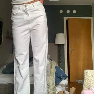 Vita jeans från zara i nyskick! Jag är 170 cm lång och byxorna får ner precis till marken. Storlek 36. Frakt tillkommer 