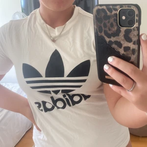 tshirt - säljer min vita adidas tshirt då den inte kommer till använding. inte använd alls många gånger så ser helt ny ut. skulle nog säga att den även passas er xs! köparen står för frakten💗