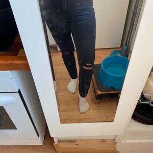 Svarta jeans  - Svara jeans med hål på knäna från lager157 150kr direkt eller över budet köparen står för frakten 
