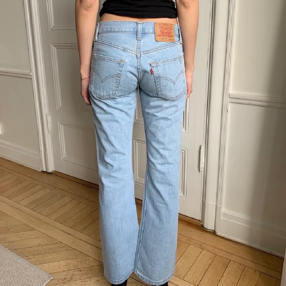 vintage levis jeans med den perfekta raka passformen! midjemått rakt över är 34,5 cm och från midjan till benets slut 102 cm. skulle uppskatta de till en w24/25! . Jeans & Byxor.